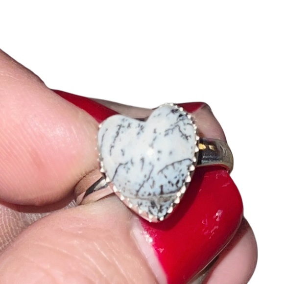 Estate NIB- Natural White Dendrite Opal Sterling Silver Heart Ring (APPRAISED) - Picture 4 of 12